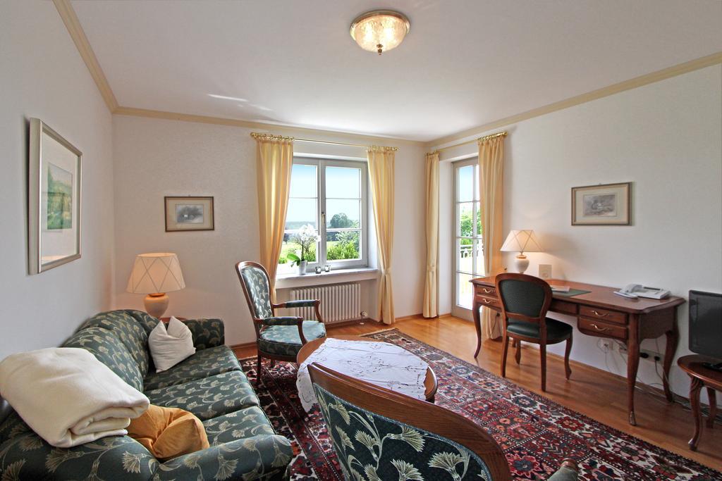 Gaestehaus Schloss Kronburg エクステリア 写真