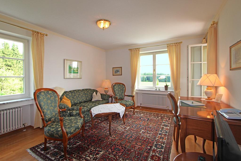 Gaestehaus Schloss Kronburg エクステリア 写真
